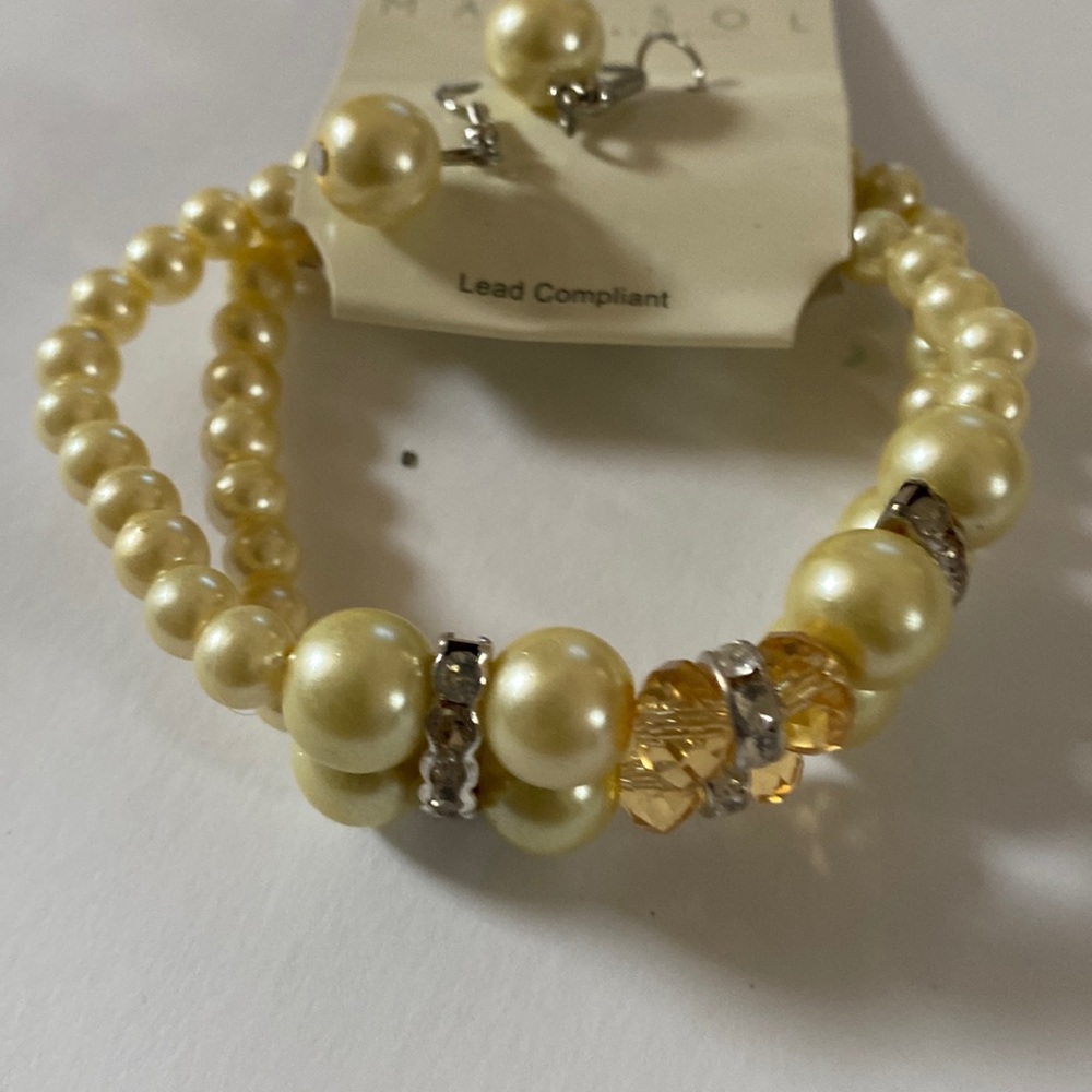 2/$12 Sale Sale. Beaded bracelet with earrings. Bracelet is stretchable - Picture 1 of 6